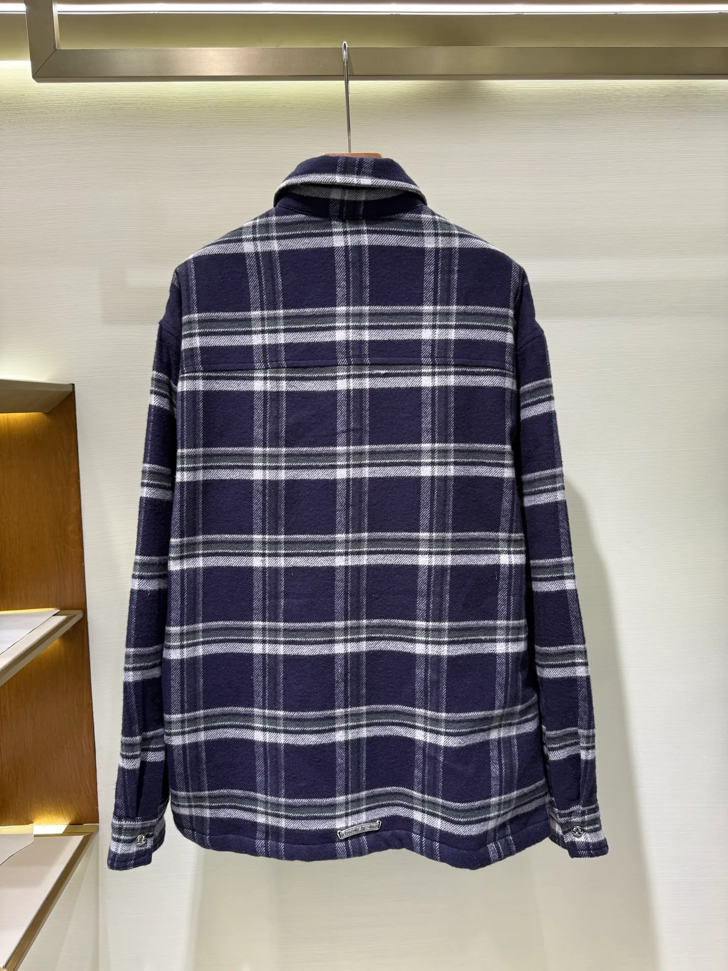 P680 Chrome Hearts Chrome Hearts Plaid Velvet Distressed Button Shirt Jacket Chrome Hearts Chrome Hearts FW25 plaid long-sleeved shirt combines the classic distressed cross logo buttons to show a unique brand style. It adopts a long-sleeved design, suitable for wearing in autumn and winter, showing a fashionable and casual style to increase the comfort and fashion of wearing.  Fabric: 100% cotton 100% polyester Craftsmanship: Customized distressed hardware, symmetrical plaid tailoring Size: S M L XL 3331517